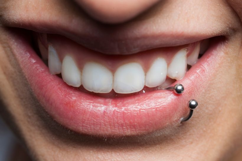 Riesgos de los piercings orales y labiales en tu salud bucal